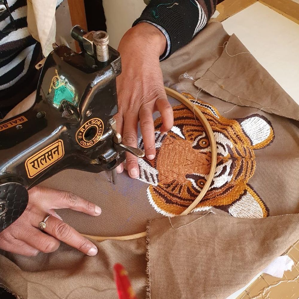 Chaqueta con bordado de tigre-5