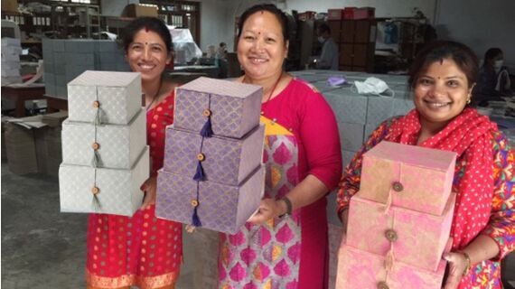 Los arbustos de lokta crecen a altitudes de hasta 4.000 metros y proporcionan la materia prima...