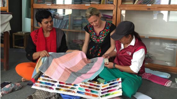 El proyecto de autoayuda Maheela, en Nepal, fue fundado por mujeres para mujeres. Entre otras ...