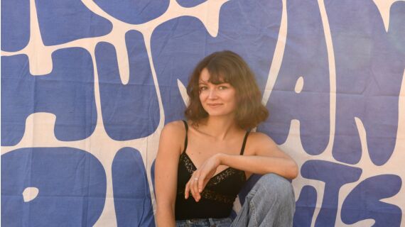 La artista Namastehannah ha diseñado una colorida campaña textil en favor de la igualdad de ...