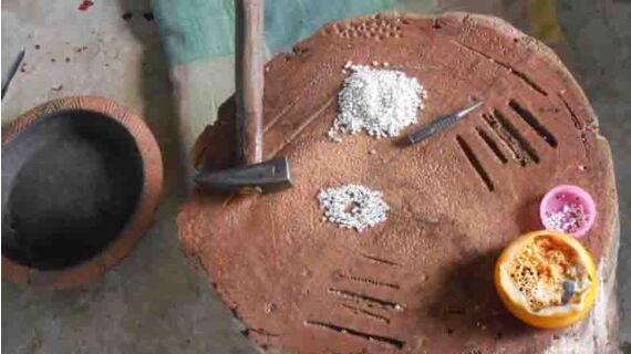 Joyas fabricadas en colaboración con artesanos de México y Tailandia...