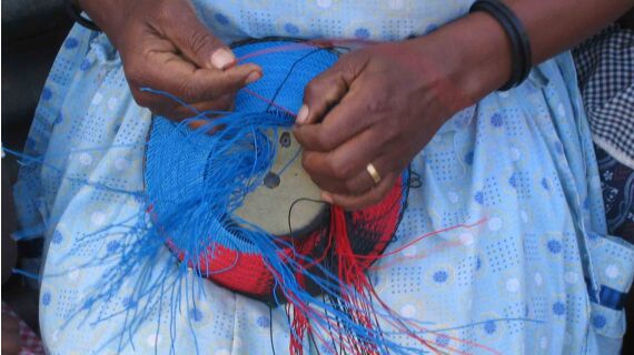 Los tejedores de cestas de Wirework, en Kwazulu-Natal (Sudáfrica), utilizan alambre telefóni...