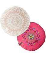 Zwei Yogakissen, jeweils mit Handschlaufe.