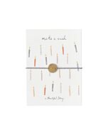 weiße Karte mit verschiedenfarbigen Geburtstagskerzen und mit einem Baumwollarmband umwickellt. Das Armband hat einen Münzanhänger mit der Auftschrift "Wish" 
Oben auf der Karte steh der Text: "make a wish"
