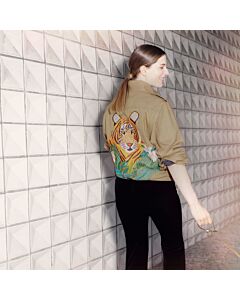 Chaqueta con bordado de tigre