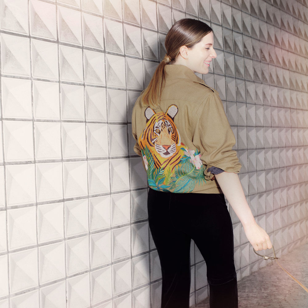 Chaqueta con bordado de tigre