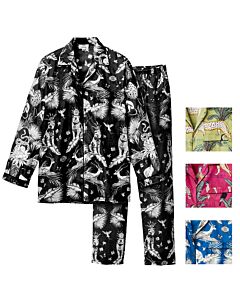 Schwarzer Pyjama mit weißem Druck mit Dschungelmotiv und Farbbeispielen für grün, pink, blau.